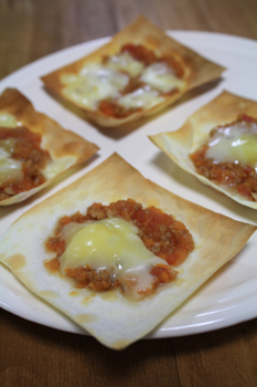 ミートソースのワンタンピザ